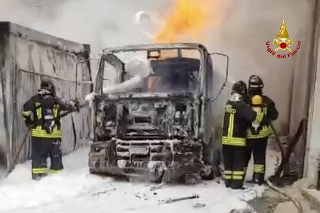 Cossignano - Vigili del fuoco al lavoro per domare l’incendio di un’autocisterna di gasolio